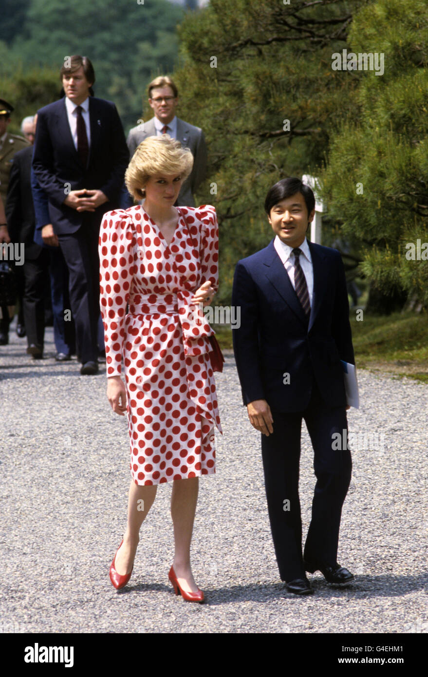 Die Prinzessin von Wales, begleitet von Prinz Hiro, dem 26-jährigen Sohn des japanischen Kronprinzen Akihito, in Shugakuin, Kyoto. Stockfoto