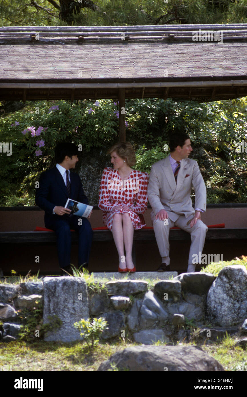 Der Prinz und die Prinzessin von Wales mit Prinz Hiro, der sich im Schatten von Shugakuin, Kyoto, ausruhte. Stockfoto