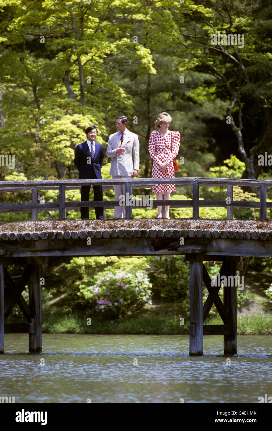 Der Prinz und die Prinzessin von Wales auf einer Brücke mit Prinz Hiro in Shugakuin, Kyoto. Stockfoto