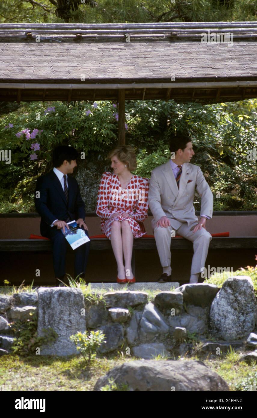 Der Prinz und die Prinzessin von Wales mit Prinz Hiro, der sich im Schatten von Shugakuin, Kyoto, ausruhte. Stockfoto