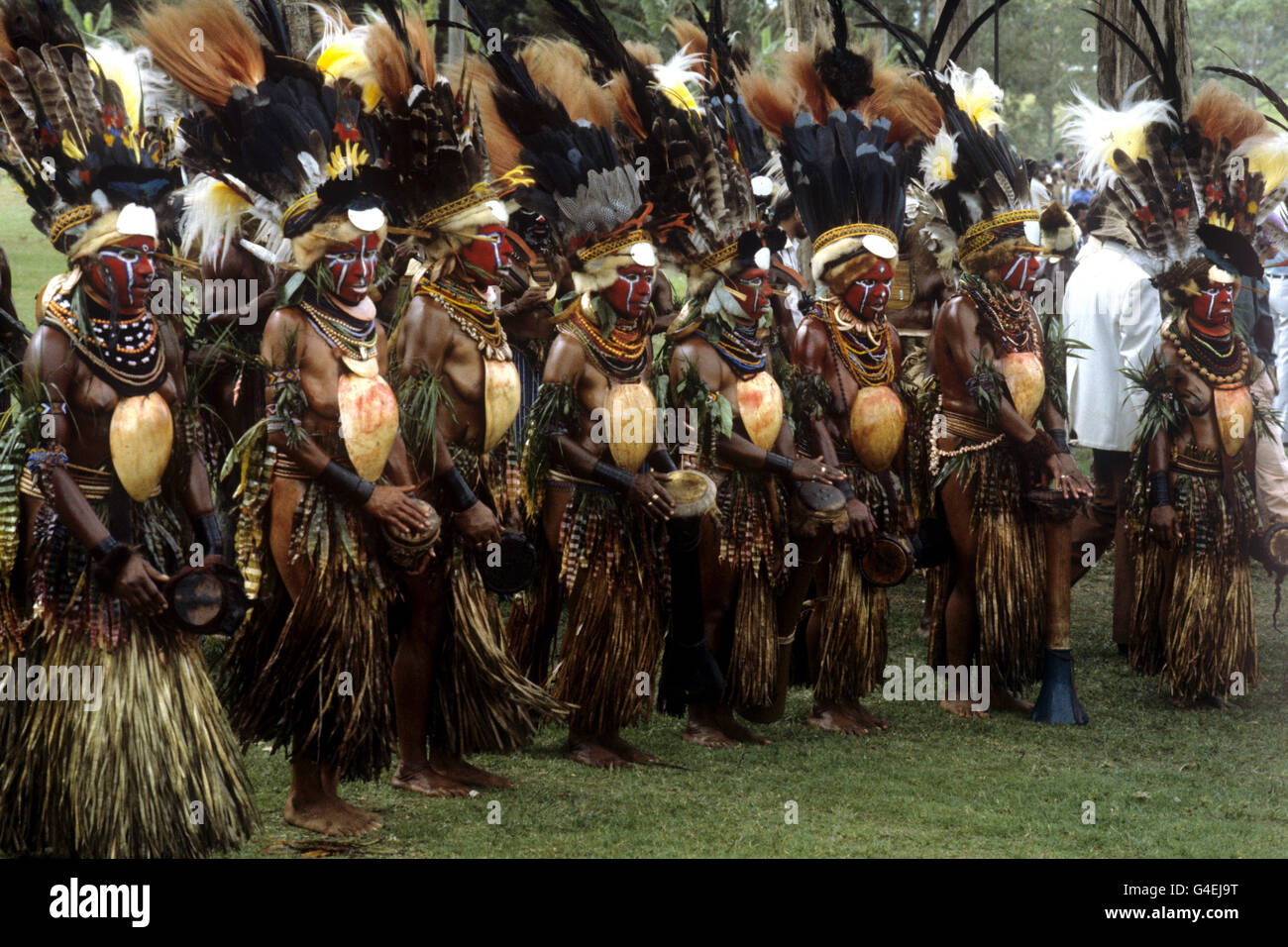 Eine Gruppe von Highland Tribal Tänzern treten vor der Königin auf, während der Singsing auf dem Old Golf Course, Mt Hagen, Papua-Neuguinea, stattfindet Stockfoto