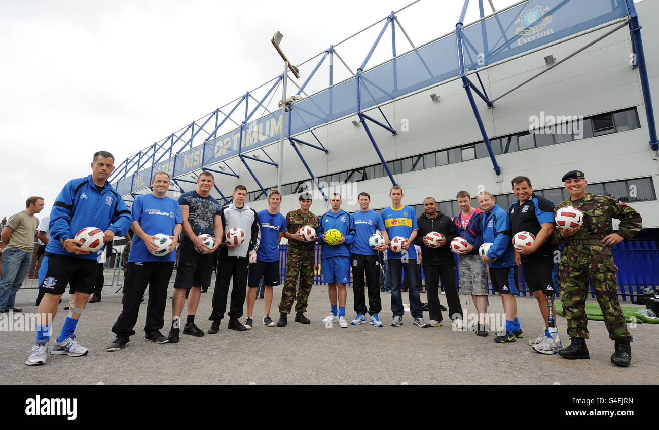 Freestyle-Fußballer John Farmham (5. Von links) und Teilnehmer posieren für ein Foto vor dem Goodison Park. Stockfoto