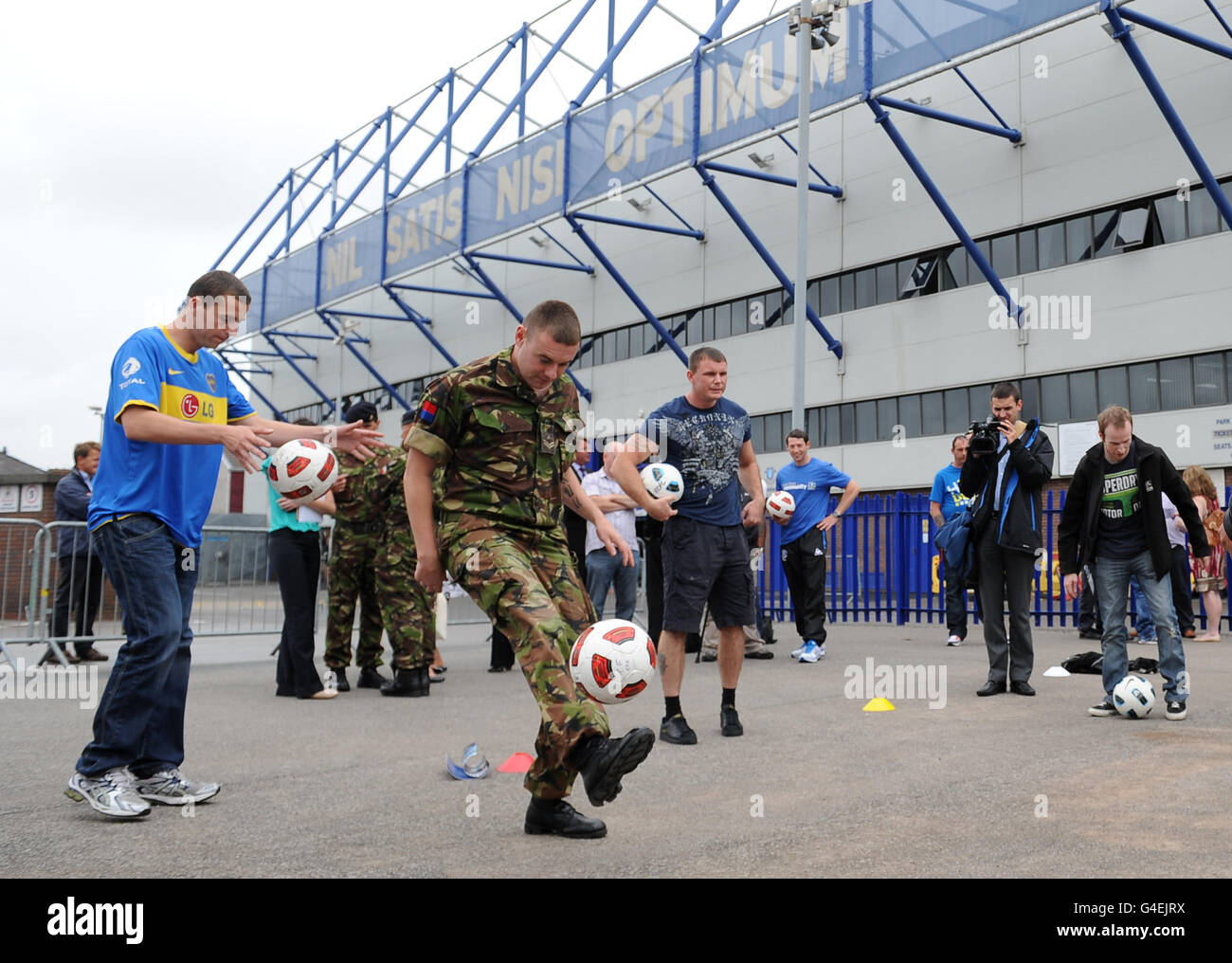Die Teilnehmer nehmen an der Freestyle Football Demonstration Teil. Stockfoto