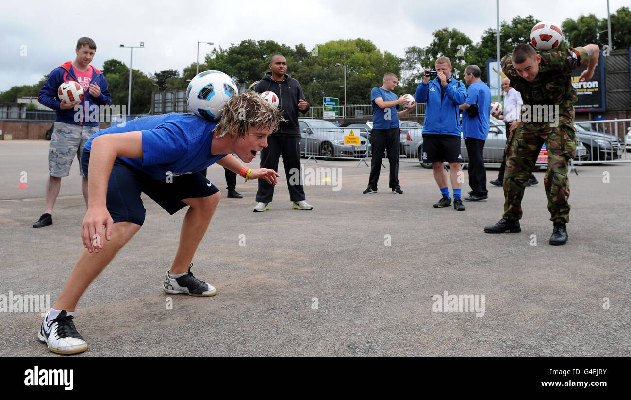 Fußball - Everton in der Gemeinschaft - Start von Inside Right - Goodison Park. Der Freestyle-Fußballer John Farmham zeigt seinen Fähigkeiten gegenüber Ex-Soldaten im Goodison Park. Stockfoto