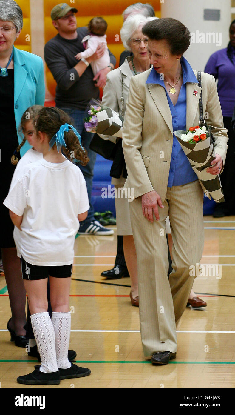 Die Prinzessin Royal spricht mit Kindern während eines Besuches bei den Modern Pentathlon Europameisterschaften im Medway Park, Kent. DRÜCKEN SIE VERBANDSFOTO. Bilddatum: Donnerstag, 28. Juli 2011. Das Foto sollte lauten: Gareth Fuller/PA Wire Stockfoto