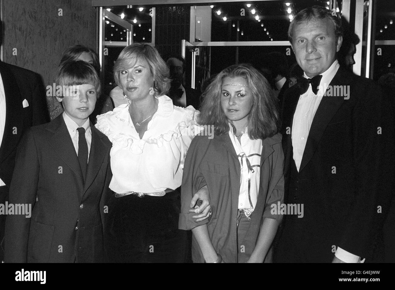 Der ehemalige Fußballspieler von West Ham United und England World Cup gewann Captain Bobby Moore (r) mit seiner Familie bei der Charity-Premiere für den Film „Escape to Victory“. (l-r) Dean, Tina und Roberta. Stockfoto