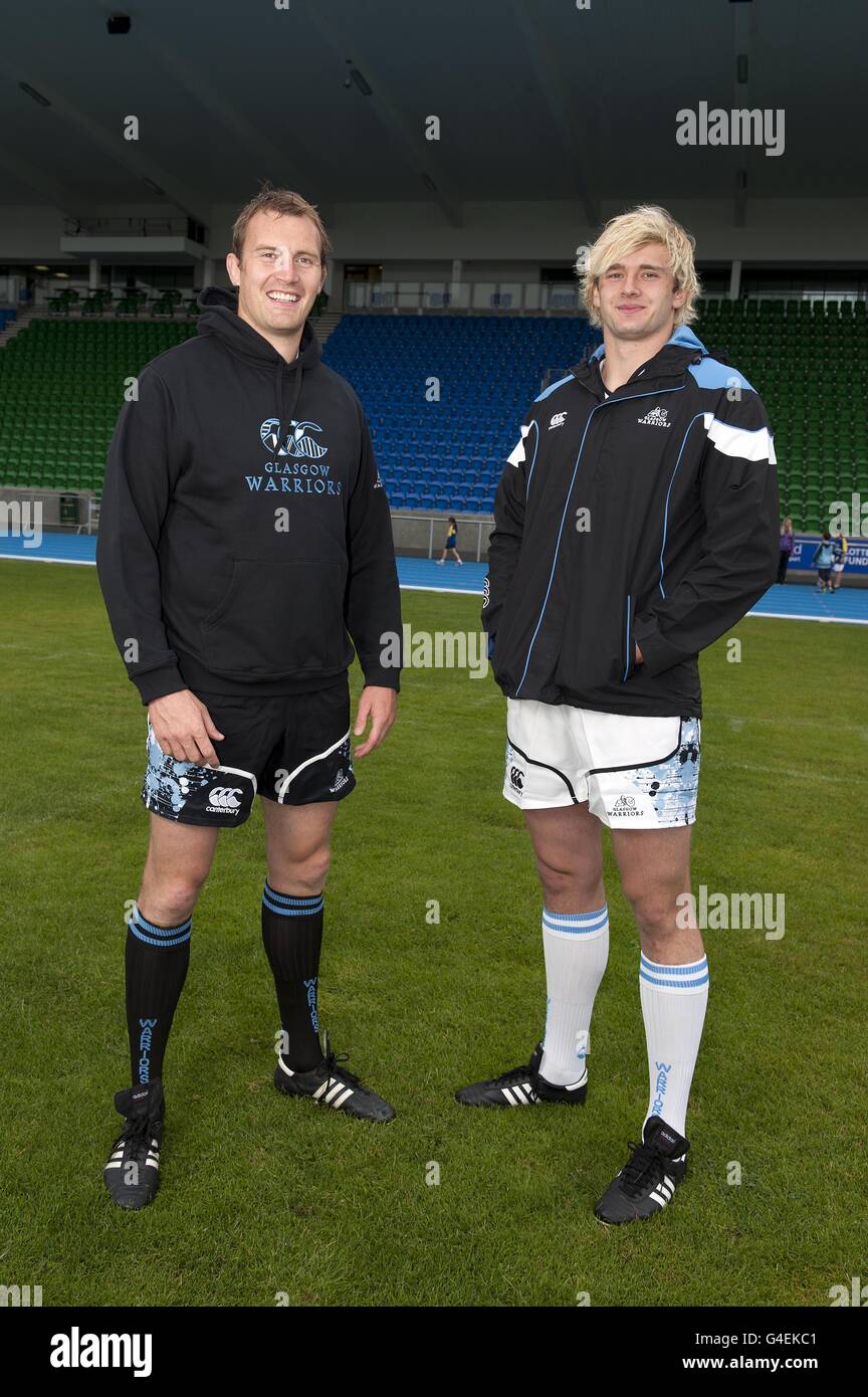 Richie Gray und Alastair Kellock von Glasgow Warriors zeigen während einer Fotoausstellung im Scotstoun Sports Complex, Glasgow, die neue Freizeitanlage von Warriors. Stockfoto