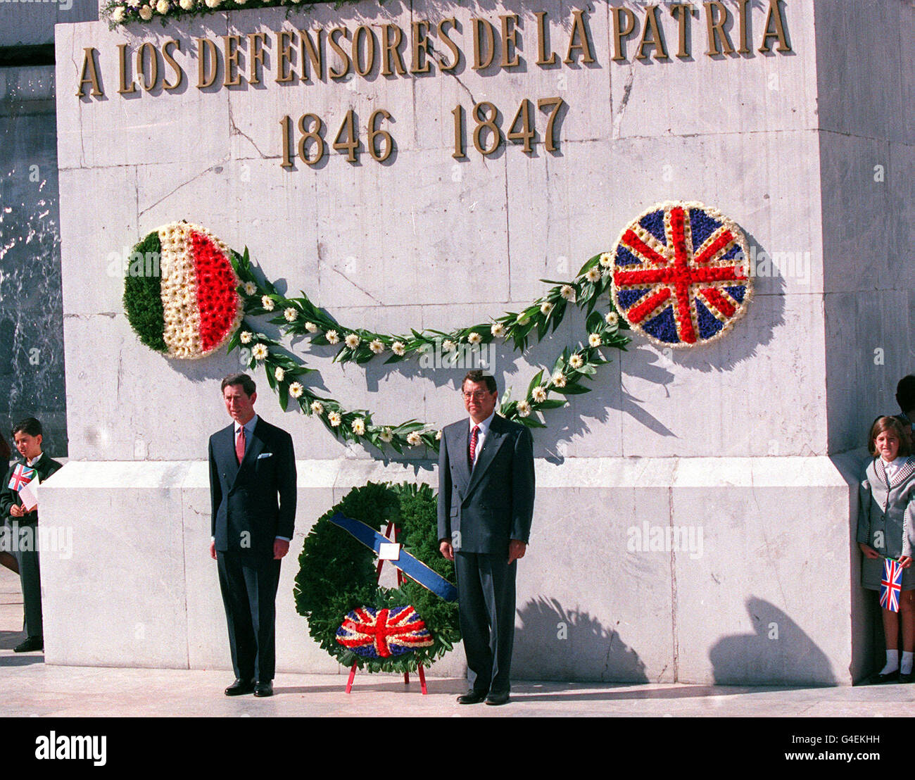 PA NEWS PHOTO 15/2/93 DER PRINZ VON WALES UND DER BÜRGERMEISTER VON MEXIKO-STADT STEHEN FEIERLICH AN DER STADT NINOS HELDEN DENKMAL, DAS ERINNERT AN DIE 15 JAHRE ALTEN ARMEE KADETTEN, DIE SICH IN DER NATIONALFLAGGE GEWICKELT & SPRANG VON DEN ZINNEN DER STADT ANSTATT KAPITULATION IM JAHR 1845. Stockfoto