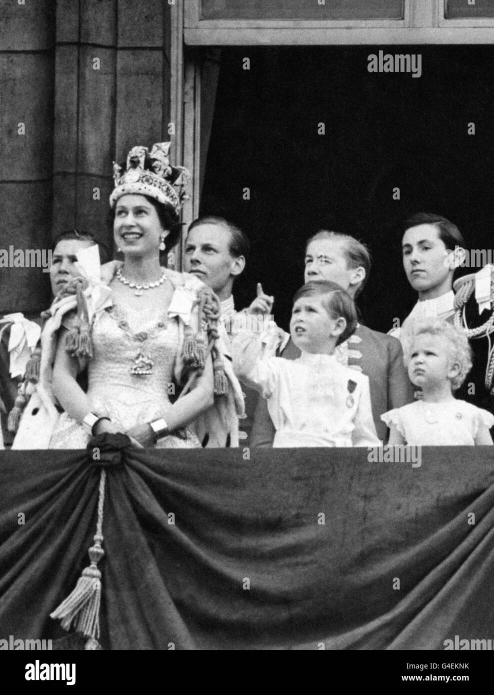 Die Königin, mit ihren Kindern Charles, Prince of Wales und Princess Anne auf dem Balkon des Buckingham Palace, blicken alle auf, während hundertachtundsechzig Kampfflugzeuge nach der Krönungszeremonie in der Westminster Abbey im Royal Air Force Salute to her Majesty über den Palast fliegen. Stockfoto