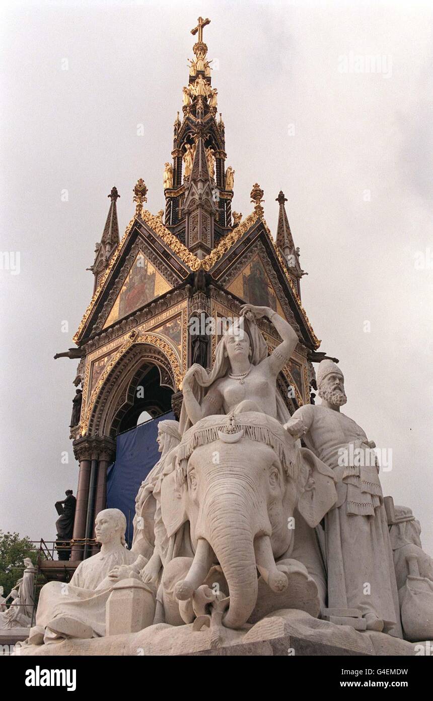 Auf dem neu restaurierten Albert Memorial gegenüber der Royal Albert Hall in Kensington sind noch einige Gerüste erhalten. Das 200 Meter hohe Denkmal für Königin Victorias Consort wird von der Queen am 21. Oktober nach einer achtjährigen, 11.2 Millionen Renovierung offiziell enthüllt. Foto von John Stillwell/PA Stockfoto