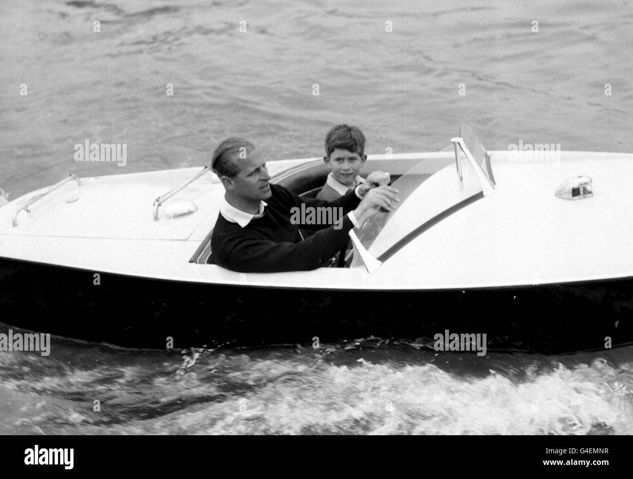 Der Prinz von Wales mit seinem Vater, dem Herzog von Edinburgh, während eines Motorbootrennens auf dem Fluss Medina in Cowes, Isle of Wight. Stockfoto