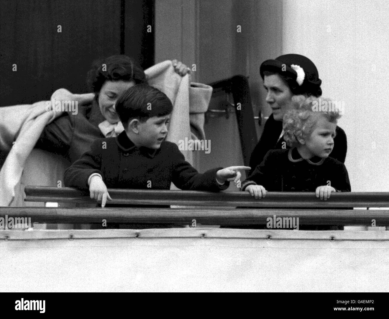 PA-NEWS FOTO-14.04.54 DER PRINCE OF WALES MIT SCHWESTER PRINZESSIN ANNE ON BOARD DER KÖNIGLICHEN JACHT "BRITANNIA" IN PORTSMOUTH DOCKYARD AUF IHRER REISE TREFFEN ELTERN, DER KÖNIGIN UND DER HERZOG VON EDINBURGH AN TOBRUCK Stockfoto