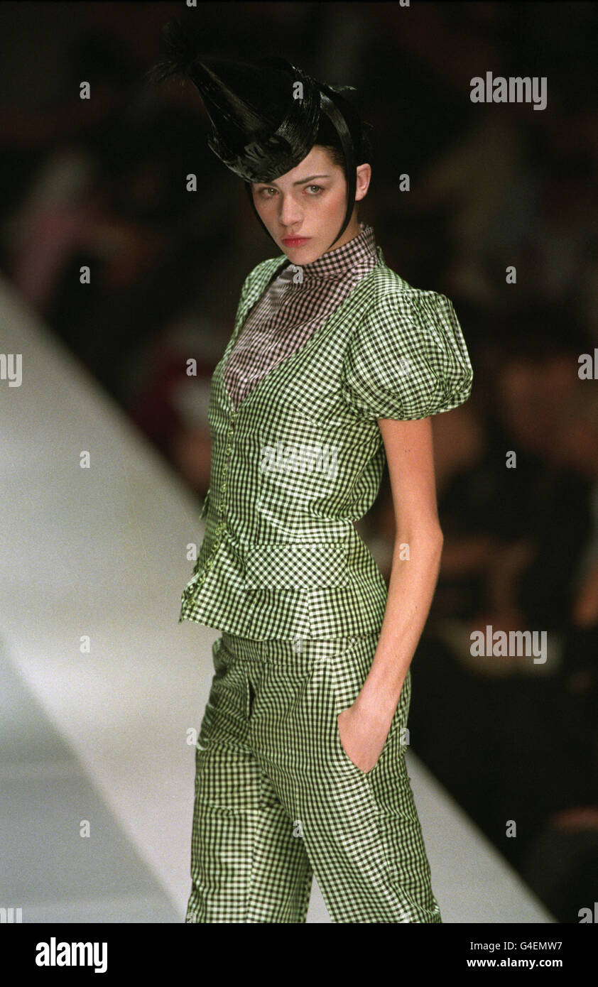 Am ersten Tag der London Fashion Week präsentiert ein Modell eine Kreation von Antonio Berardi, bestehend aus einem schwarz-weißen karierten Hosenanzug und einem schwarzen Hut. Stockfoto