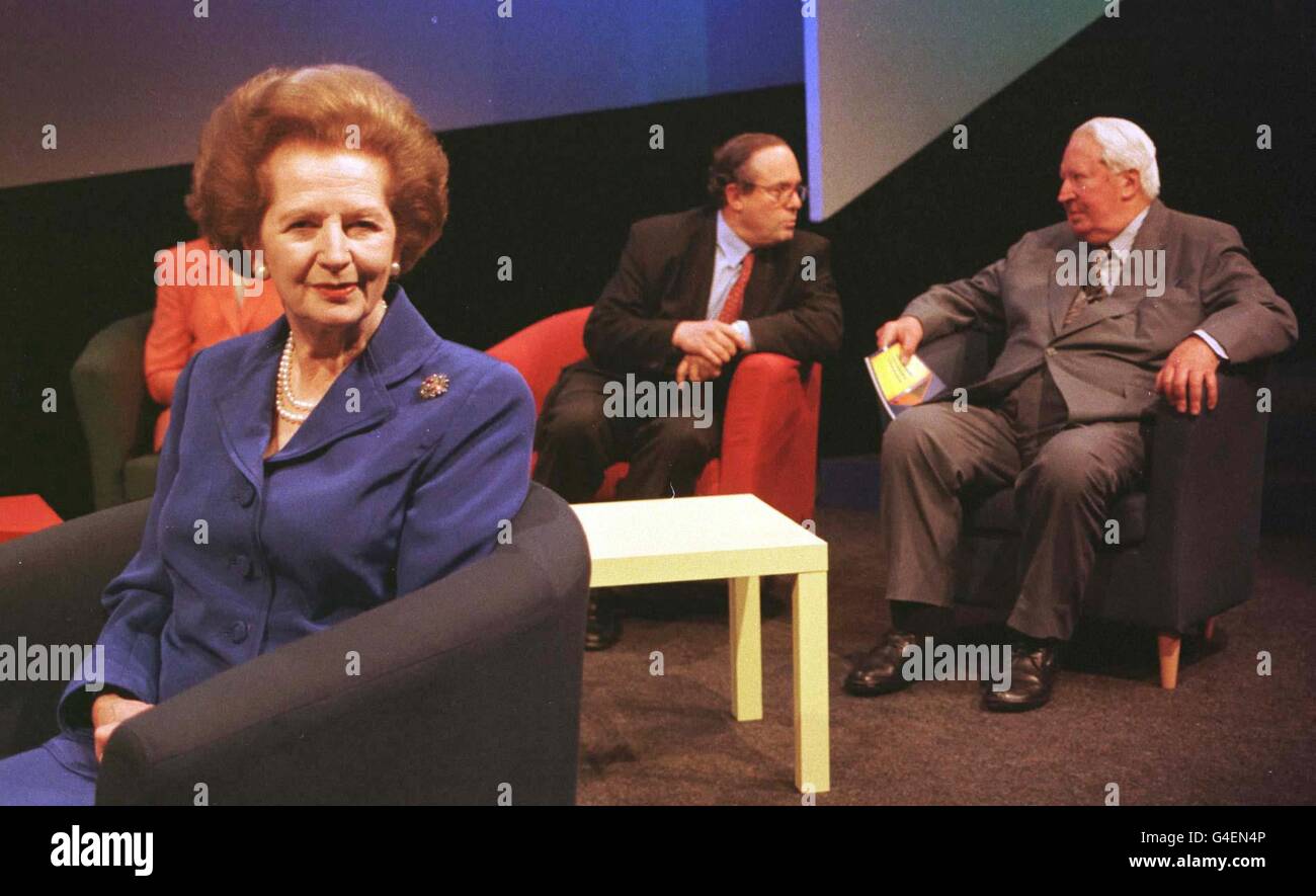 Zwei ehemalige Tory-Premierminister Sir Edward Heath (ganz rechts, im Gespräch mit Michael Ancram) und Baroness Thatcher hören sich die Debatte während der Konferenz der Konservativen Partei in Bournemouth am Mittwoch, den 7. Oktober 1998 an. Foto von Stefan Rousseau/PA Stockfoto