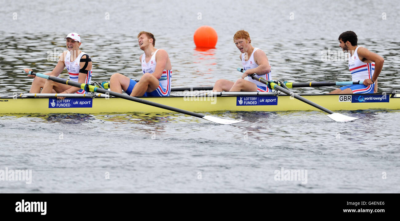 Die Briten William Kenworthy, Adam Janes, Callum Jones und Vassilis Ragoussis werden am Ende der Junioren-Weltmeisterschaften 2011 am Eton Dorney Rowing Lake niedergeschlagen. Stockfoto