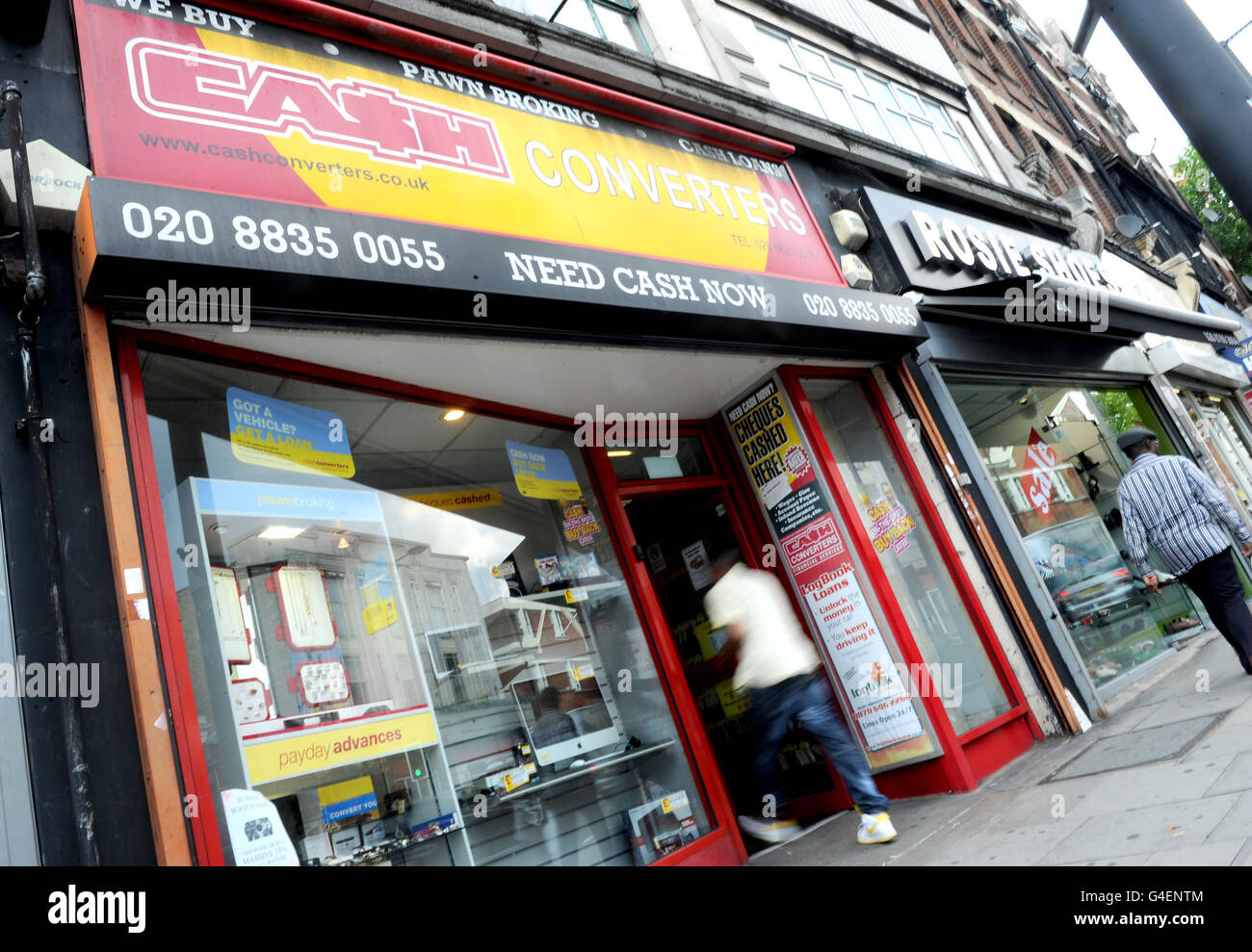 Allgemeine Ansicht eines Geldkonverter-Ladens an der Central Parade, Streatham High Road, London. Cash Converters, das 197 Geschäfte in London hat, hat eine Vereinbarung mit der Metropolitan Police unterzeichnet, um Informationen über Gold und verdächtige Waren, die in seine Läden gebracht werden, zu teilen. Stockfoto