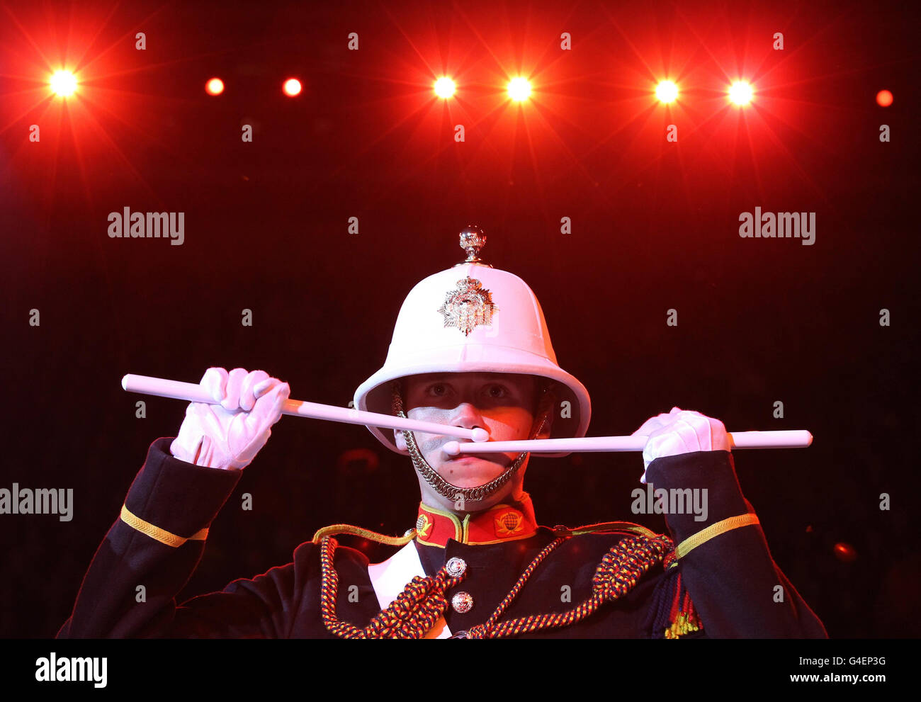 Ein Mitglied der massierten Bands von her Majesty's Royal Marines, die während der Generalprobe des Edinburgh Military Tattoo im Edinburgh Castle auftreten. Stockfoto