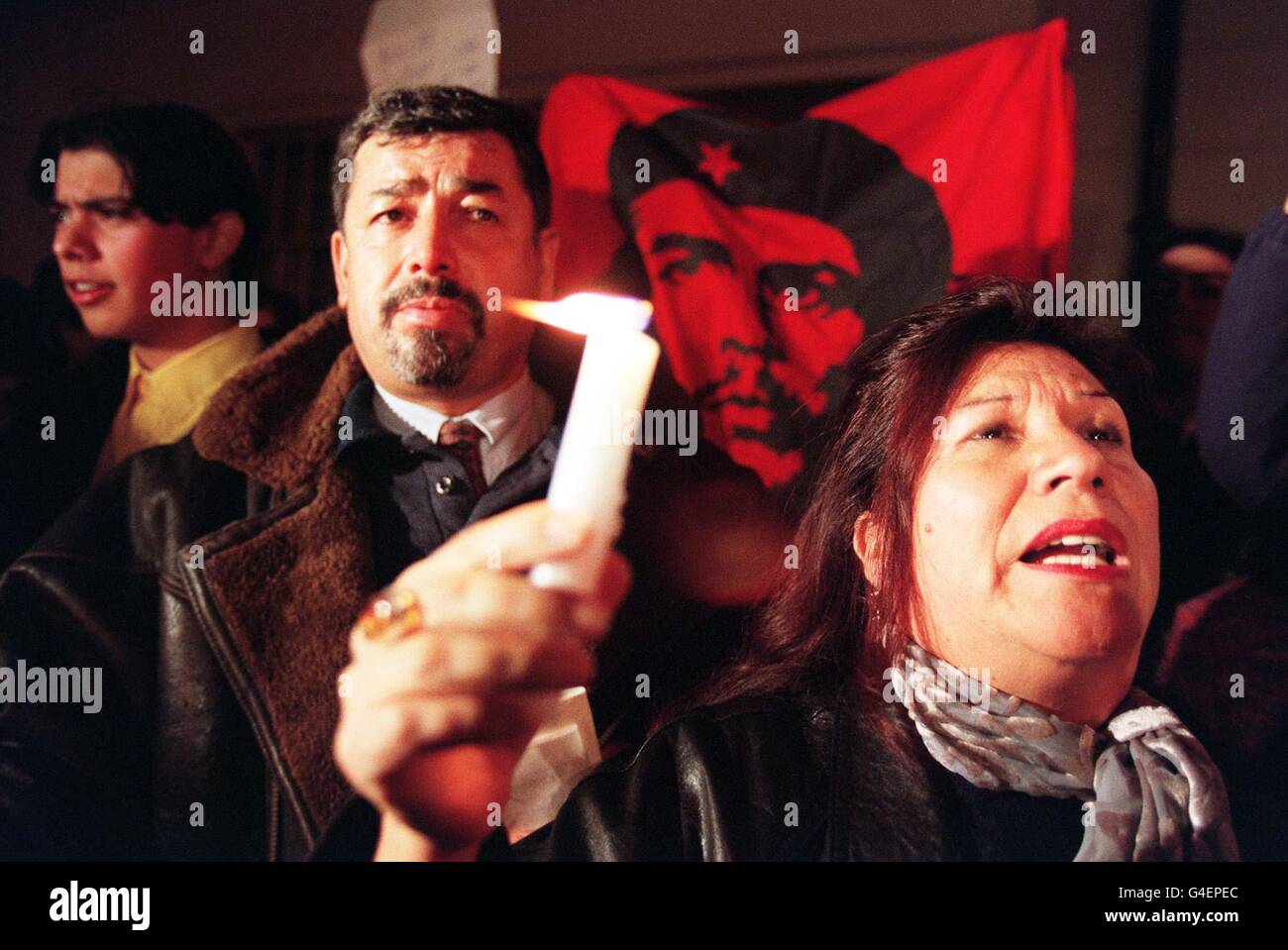 Anti-Pinochet-Demonstranten vor der Londoner Klinik, in der der ehemalige chilenische Diktator General Pinochet nach einer Rückenoperation heute (Montag) behandelt wird. Siehe PA Geschichte POLIZEI Pinochet. Foto von Toby Melville/PA Stockfoto