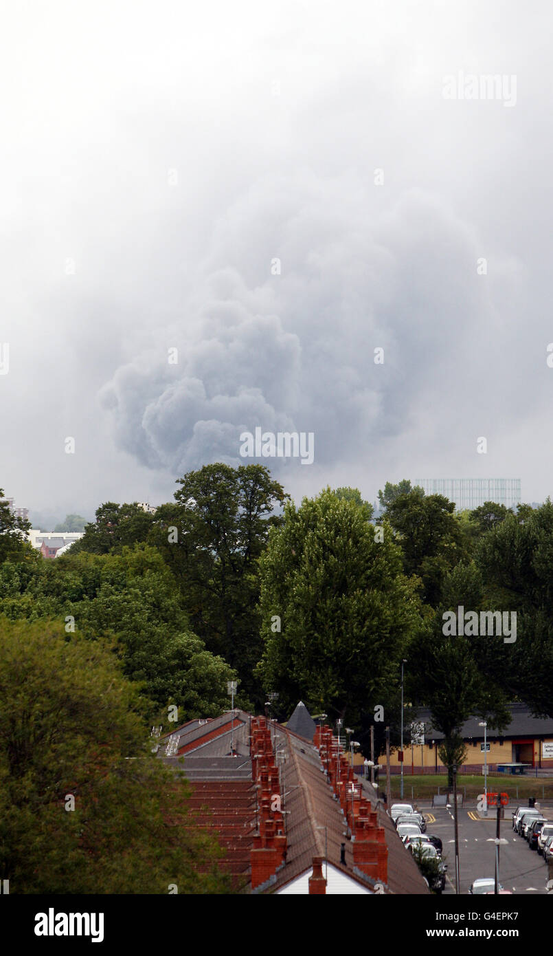 Rauch steigt aus einem Feuer auf einem Schrottplatz in der Gegend von Nechells in Birmingham, wie vom Edgbaston Cricket Ground aus gesehen. Stockfoto