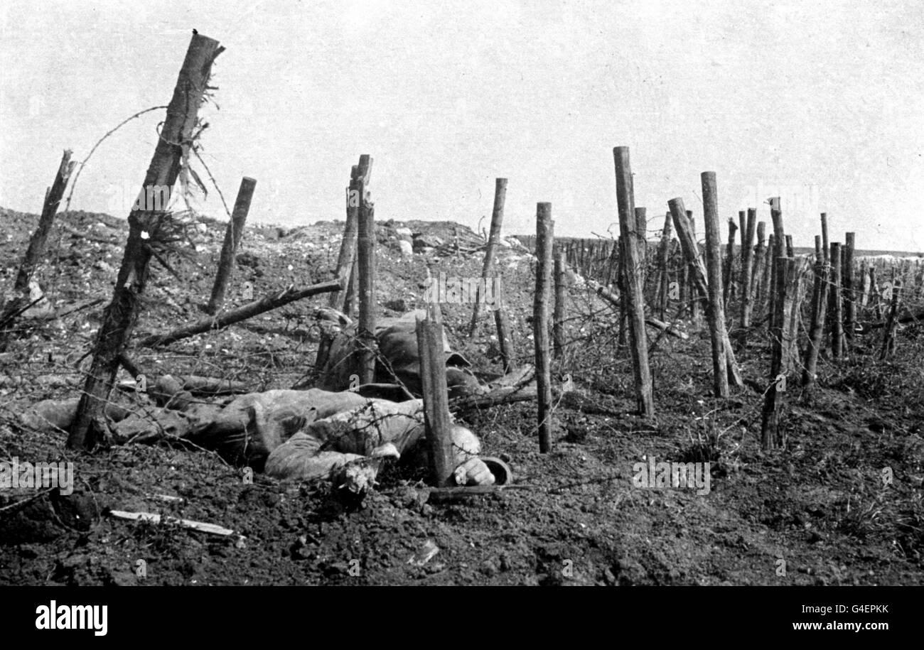 1915: DEUTSCHE SOLDATEN LIEGEN WÄHREND DES ERSTEN WELTKRIEGES IN EINEM GÜRTEL AUS STACHELDRAHT TOT. Stockfoto