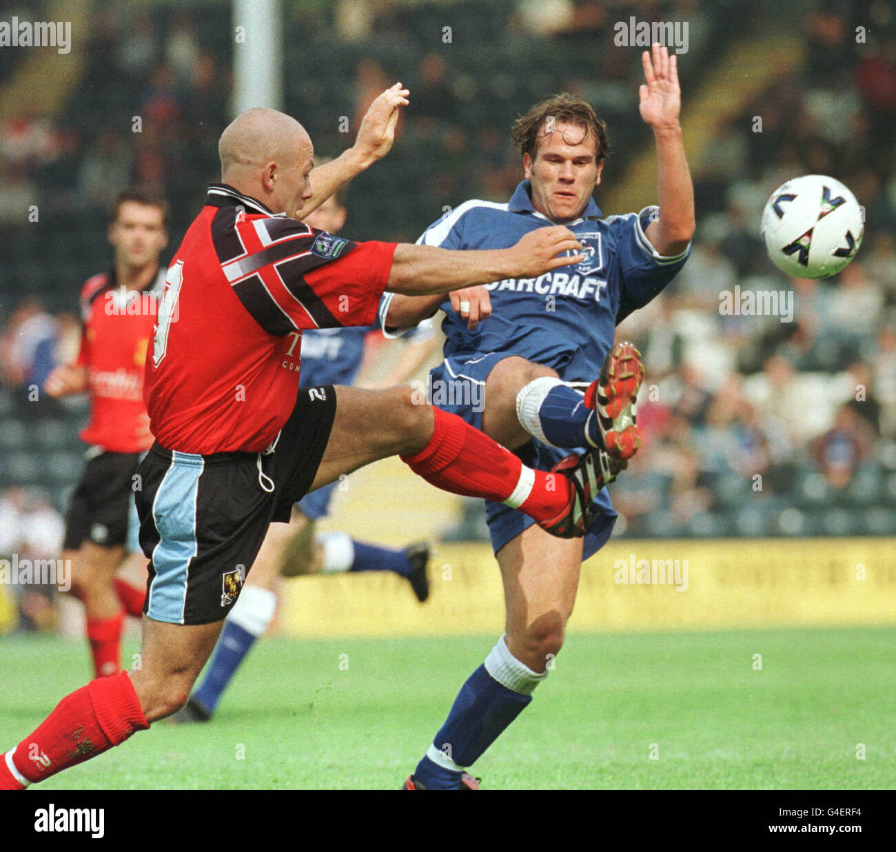 Rochdale (in blau) Mark Bailey und Shrewsbury Städte Devon White (rot) Herausforderung für den gleichen Ball im heutigen Spiel.  Foto von Paul Barker/PA Stockfoto