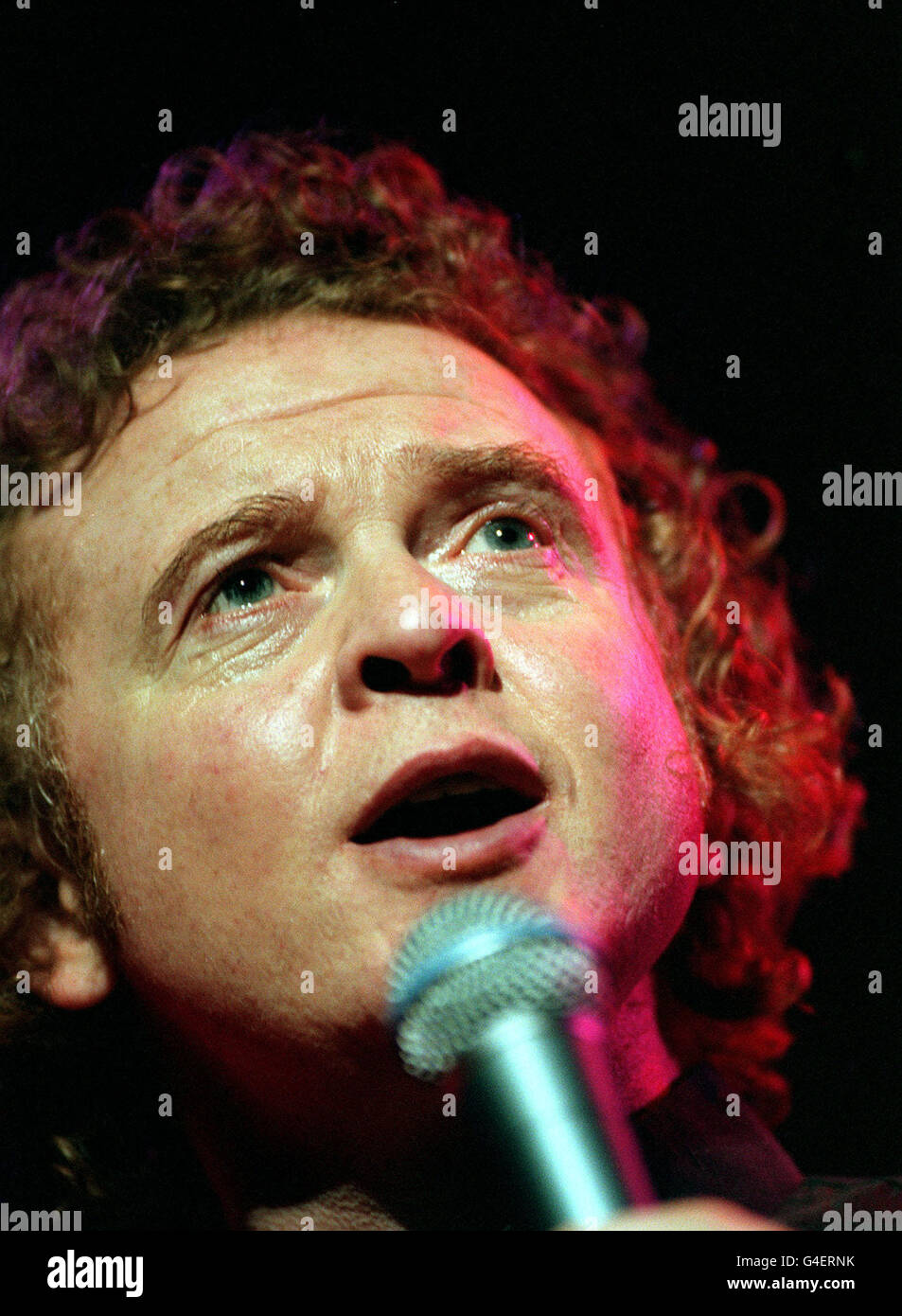 PA NACHRICHT 16.09.98 'SIMPLY RED'-SÄNGER MICK HUCKNALL SINGT WÄHREND DER PROBEN DIE NACHT VOR IHREM KONZERT AM LYCEUM THEATRE IN LONDON. Stockfoto