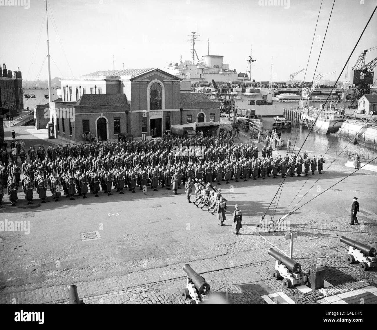Truppen stehen in Portsmouth an, bevor sie als Verstärkung für den Nahen Osten den Flugzeugträger HMS Illustrious besteigen. Die 32. Garde Brigade ist die letzte der drei Brigaden der 3. Infanterie-Division, die Großbritannien in den Nahen Osten verlässt. Stockfoto