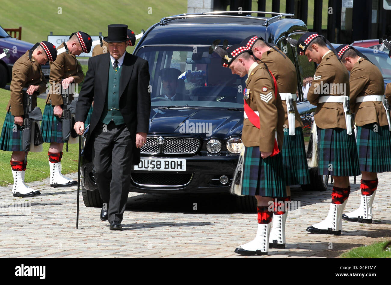 Der Leichenwagen, der den Sarg von Highlander Scott McLaren vom 4. Bataillon, dem Royal Regiment of Scotland, trägt, kommt am Mortonhall Crematorium in Edinburgh an. Stockfoto