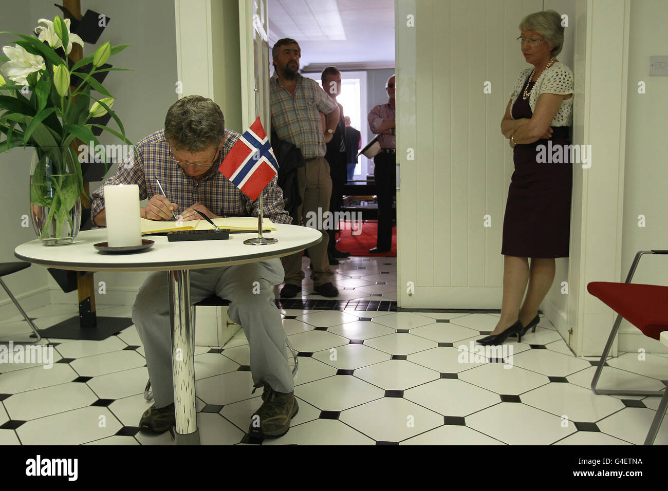 Mitglieder der Öffentlichkeit stehen Schlange, um in der norwegischen Botschaft in Dublin das Beileidsbuch für die Opfer der Erschießung und des Bombenanschlags in Norwegen zu unterzeichnen. Stockfoto