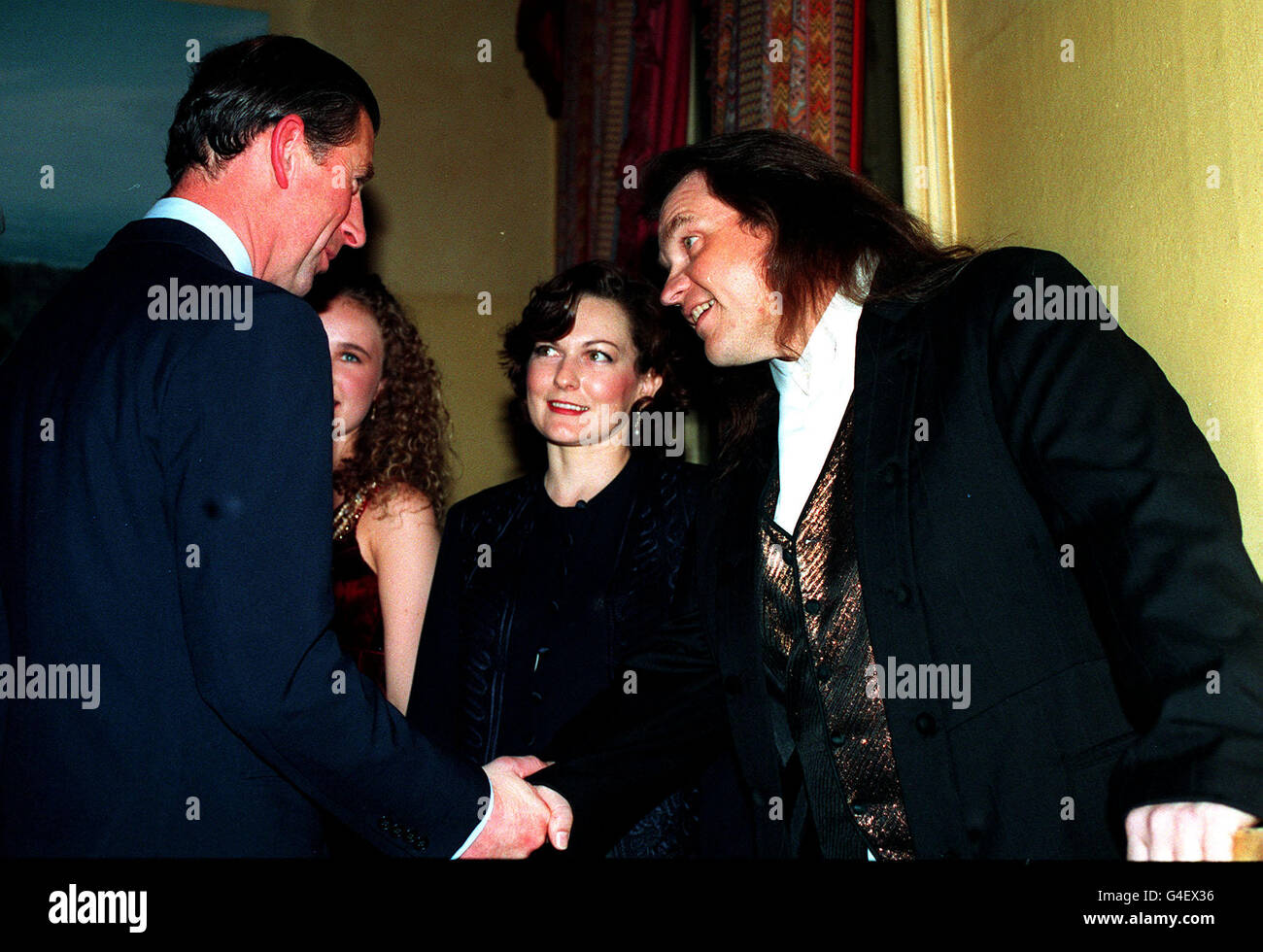 PA-NEWS 17.11.94 der PRINCE OF WALES schüttelt Hände mit Sänger Meat Loaf (rechts), begleitet von seiner Frau LESLEY (Mitte), bevor Meat Loafs Konzert zugunsten des Princes TRUST in der ROYAL ALBERT HALL, LONDON. Stockfoto