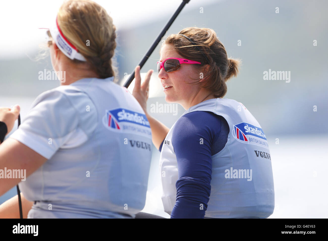 Die britische Frauen-Match-Rennmannschaft Skipper Lucy MacGregor während der London Olympic Games 2012 Test Event und Internationale Regatta in Weymouth. Stockfoto