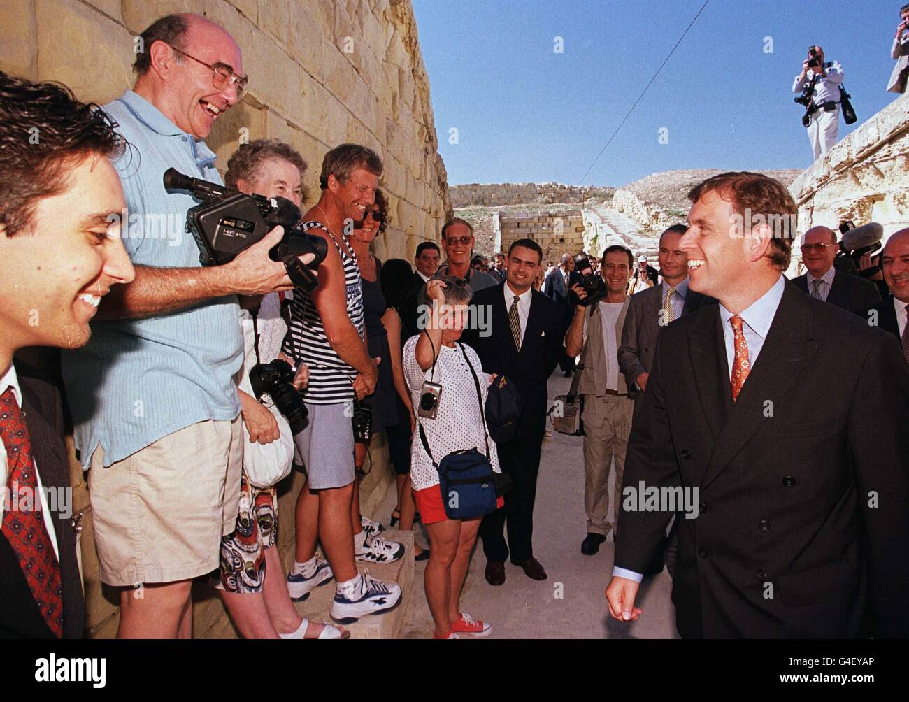 Der Herzog von York teilt einen Witz mit britischen Touristen in Fort Rinella an der Küste in der Nähe von Valletta, Malta heute Nachmittag. Der Herzog ist auf einem 2-tägigen Besuch auf der Insel. FOTO VON JOHN STILLWELL/PA. Stockfoto