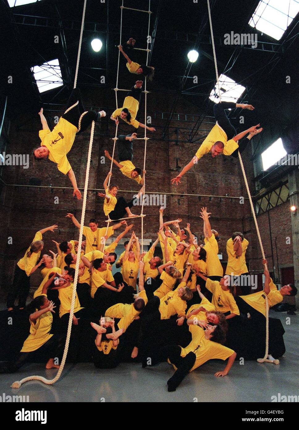 Die erste Gruppe junger Akrobaten, die im Millennium Dome auftreten werden, beginnt heute (Freitag) ihre Ausbildung in London. Siehe PA Story Millennium Dome. Foto von Matthew Fearn/PA Stockfoto