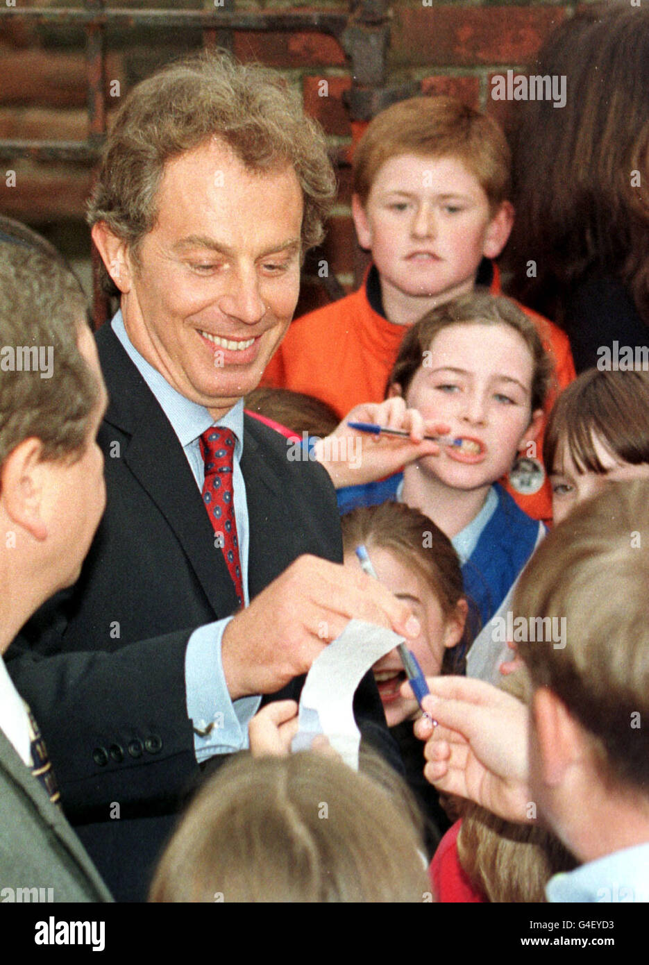 Premierminister Tony Blair unterzeichnet Autogramme für Kinder vor der Francis de Sales Church in Walton, Liverpool, heute Nachmittag (Freitag), wo er Zeuge der Segnung der Ehe zwischen Cheries Vater, Tony Booth und Stephenie Buckley. Foto von Dave Kendall/PA. Siehe PA Story SOCIAL Booth Stockfoto