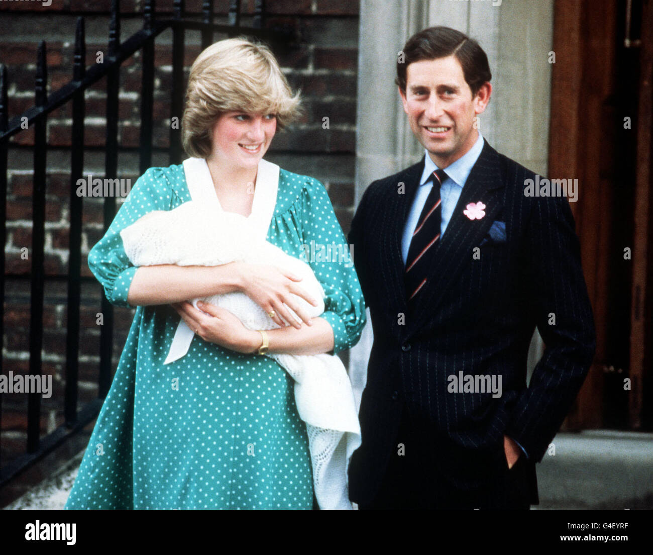 PA-NEWS FOTO JUNI 1982 DER PRINZ UND PRINZESSIN VON WALES AUF DEN STUFEN DES DIE LINDO FLÜGEL AM ST. MARIEN-HOSPITAL MIT IHREM SOHN PRINZ WILLIAM ALS SIE LINKS ZUM KENSINGTON PALACE, LONDON Stockfoto