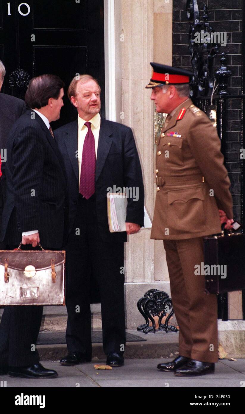 Der Stabschef der Verteidigung, General Sir Charles Guthrie (rechts), trifft sich heute (Montag) in der Downing Street mit Verteidigungsminister George Robertson (links) und Außenminister Robin Cook, um die jüngsten militärischen Vorbereitungen zur Krise im Kosovo zu besprechen. Foto von Fiona Hanson. Siehe PA Story POLITIK Kosovo. Stockfoto