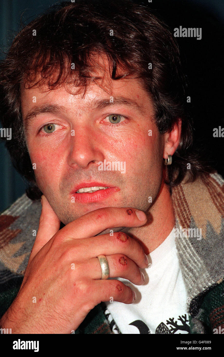 PA NEWS PHOTO 10/94 PAUL BARNEY, DER EINZIGE ÜBERLEBENDE DER ESTNISCHEN FÄHRKATASTROPHE WÄHREND EINER PRESSEKONFERENZ AM FLUGHAFEN HEATHROW, LONDON Stockfoto