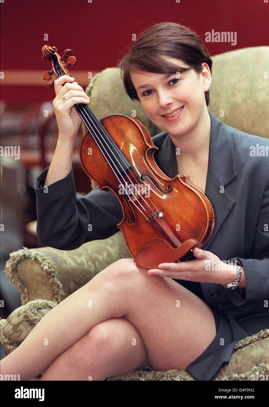 Joanne Howson, Absolventin des Royal College of Music, zeigt am 18. November eine Joachim Kortschak Stradivari Violine aus dem Jahr 1698, die voraussichtlich 500,000 -700 000 bei einem Verkauf von Christie's Musical Instrument einbringen wird. Eine Kreutzer Stradivari verkauft im vergangenen April, ging für den Weltrekordpreis von 947,500. Foto von Toby Melville/PA Stockfoto