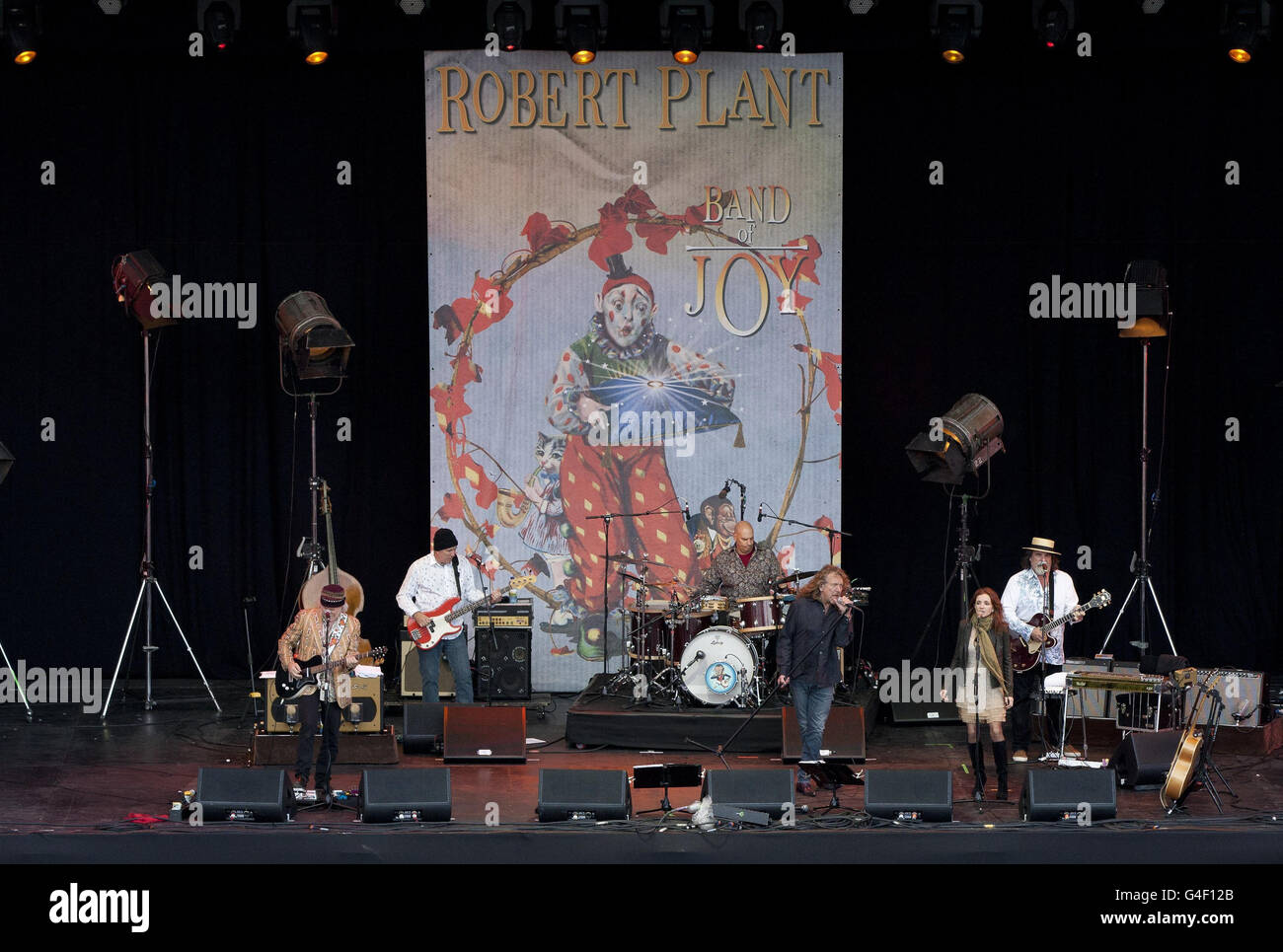 Robert Plant und die Band of Joy treten während des Big Chill Festivals 2011 im Eastnor Castle Deer Park in Herefordshire auf. Stockfoto