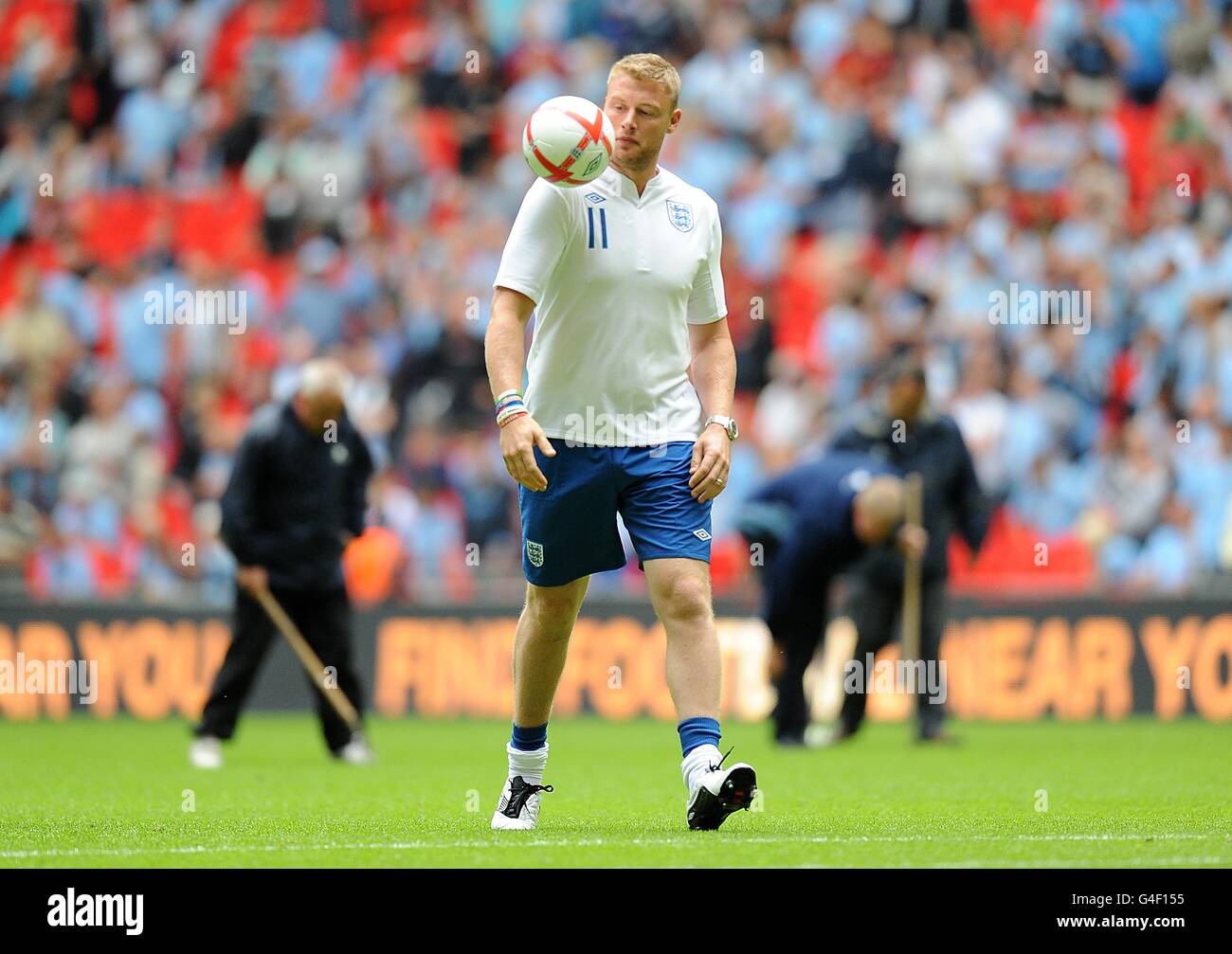 Andrew Flintoff von Sky's A League of Thier Own während Die Halbzeitstrafe schießt aus Stockfoto