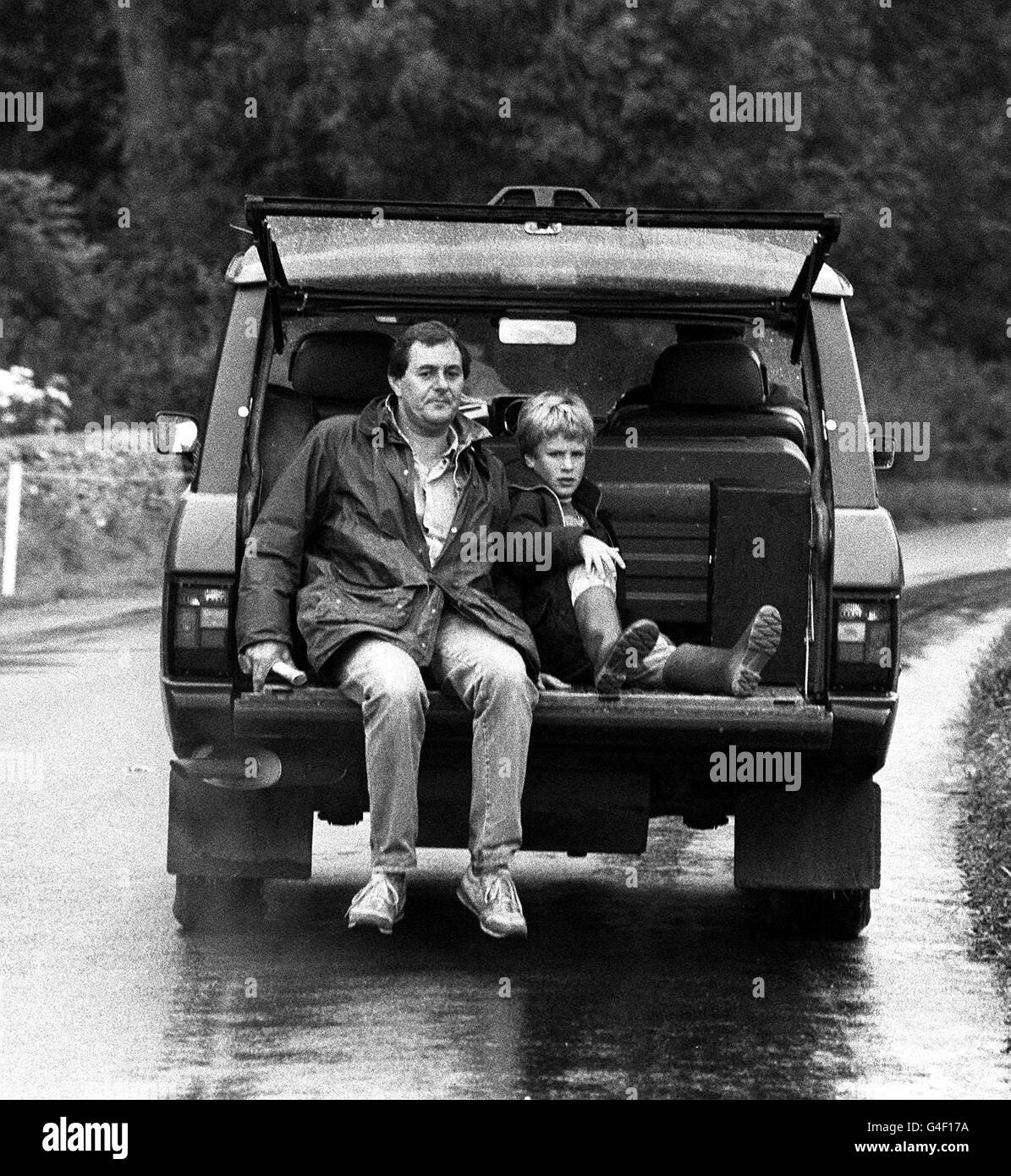 PA NEWS PHOTO 2/8/85 MEISTER PETER PHILLIPS, SOHN VON PRINZESSIN ANNE, REIBT SICH, NACHDEM ER BEI DEN CROFT ORIGINAL-PFERDEVERSUCHEN ZU DEN PEG-ZÄUNEN IM GATCOMBE PARK GEHOLFEN HAT. Stockfoto