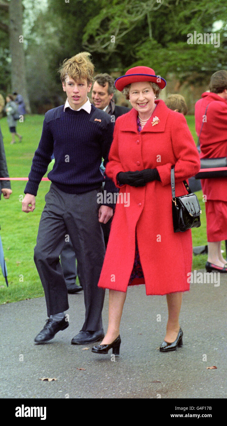 Meister Peter Phillips, Sohn von Prinzessin Anne, begleitet seine Großmutter, Königin Elizabeth II., durch das Gelände seiner Schule. Die Königin war an der Port Regis School, Shaftesbury, um eine neue Turnhalle zu eröffnen Stockfoto