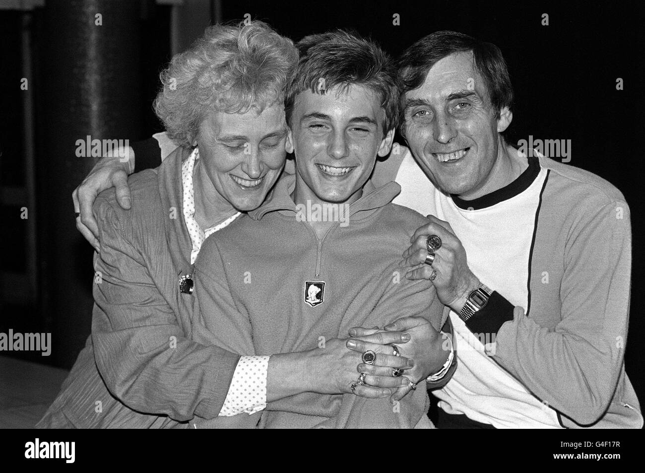 PA-NEWS-FOTO 22.10.88 PAUL DEPLANQUE IST WIEDER MIT SEINEN ELTERN ANN UND DAVID IN DER ALBANY-SCHULE IN UNTERSTÜTZT, ESSEX NACH SEINER FLUCHT TOD AUF EINE GRIECHISCHE KREUZFAHRTSCHIFF WÄHREND EINER KLASSENFAHRT. DAS SCHIFF SANK NACH EINER KOLLISION MIT EINEM ANDEREN SCHIFF AUßERHALB DER GRIECHISCHEN HAFEN PIRAQUE Stockfoto