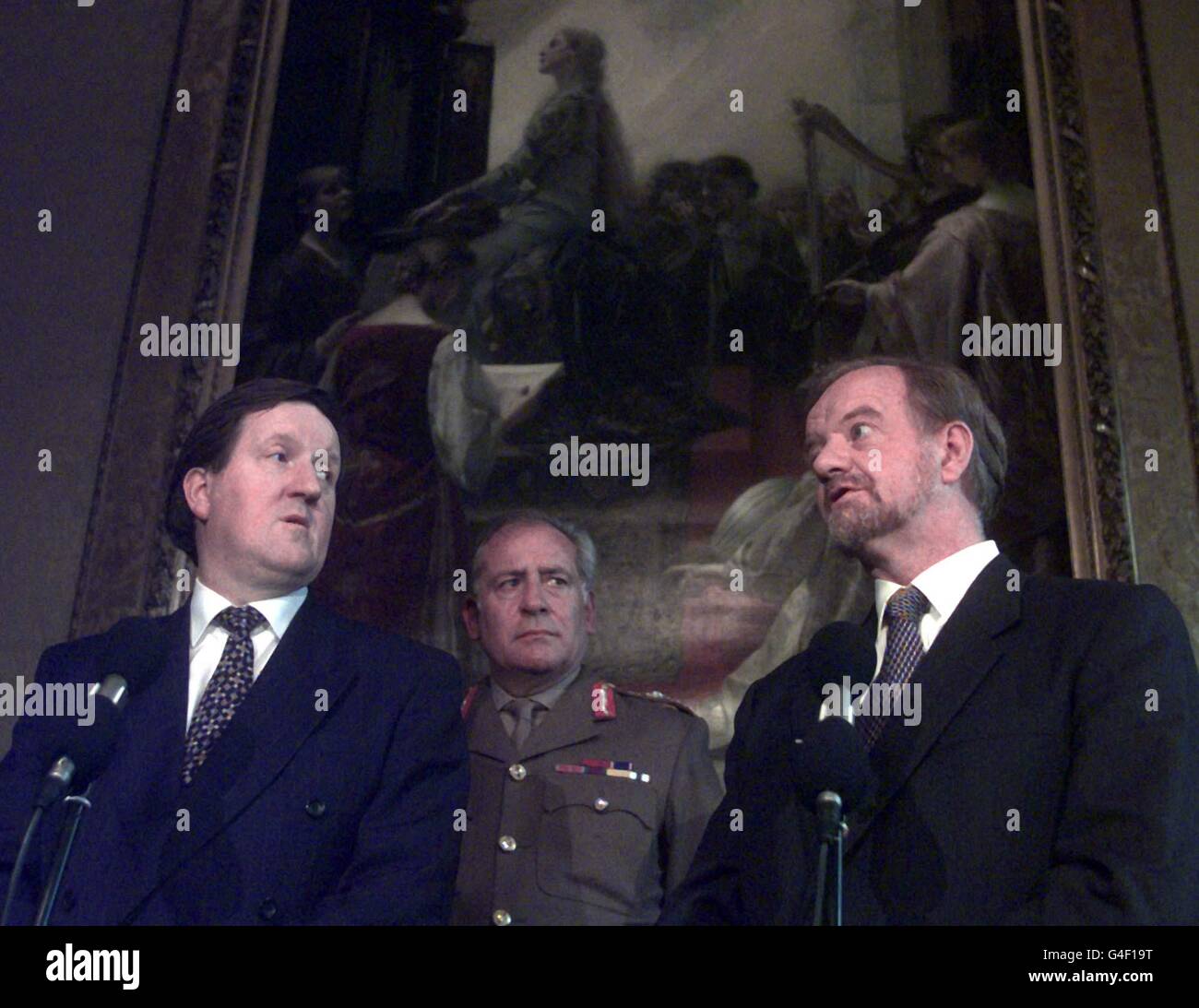 Verteidigungsminister George Robertson (links) und der Chef des Generalstabs der Verteidigung, Sir Charles Guthrie, hören sich heute (Mittwoch) eine Erklärung des Außenministers Robin Cook zum Kosovo im Auswärtigen Amt an. Bild von Stefan Rousseau/PA. Siehe PA Geschichte POLITIK Kosovo. Stockfoto