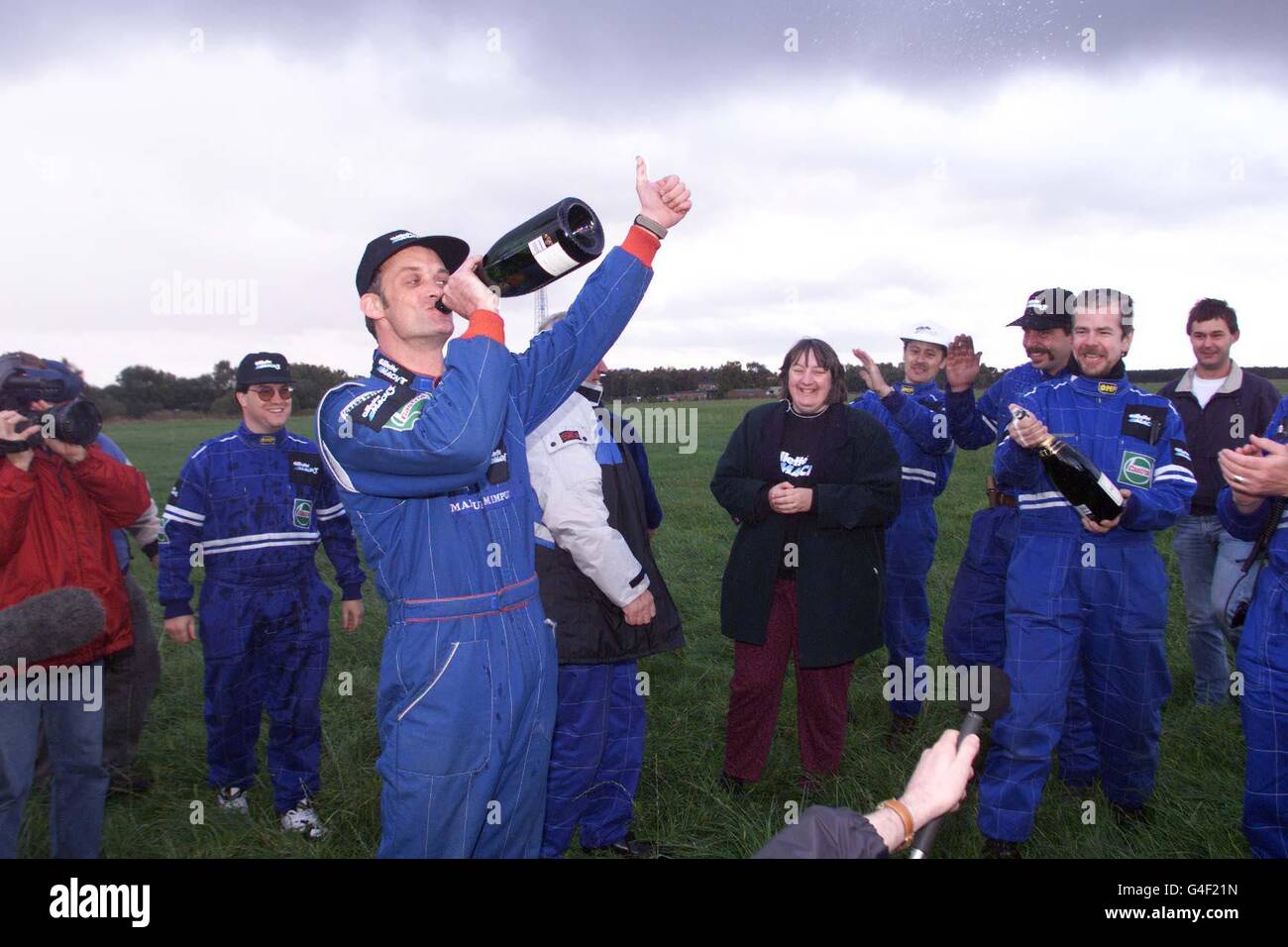 Richard „Rocketman“ Brown trinkt Champagner, um den britischen Geschwindigkeitsrekord für Motorräder zu feiern, der heute (Donnerstag) mit seinem mach 3 Challenger Rocket-Fahrrad auf dem Elvington Airfield erreicht wurde. Foto von Owen Humphreys/PA Stockfoto