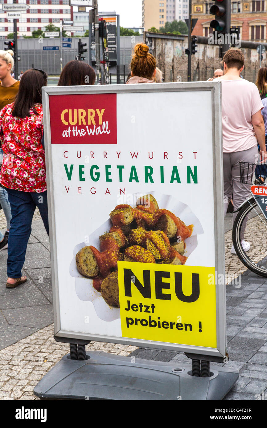 Angebot einer vegetarische und vegane Currywurst Wurst, Berliner Currywurstbude, snack, Zimmerstraße tat, Stockfoto