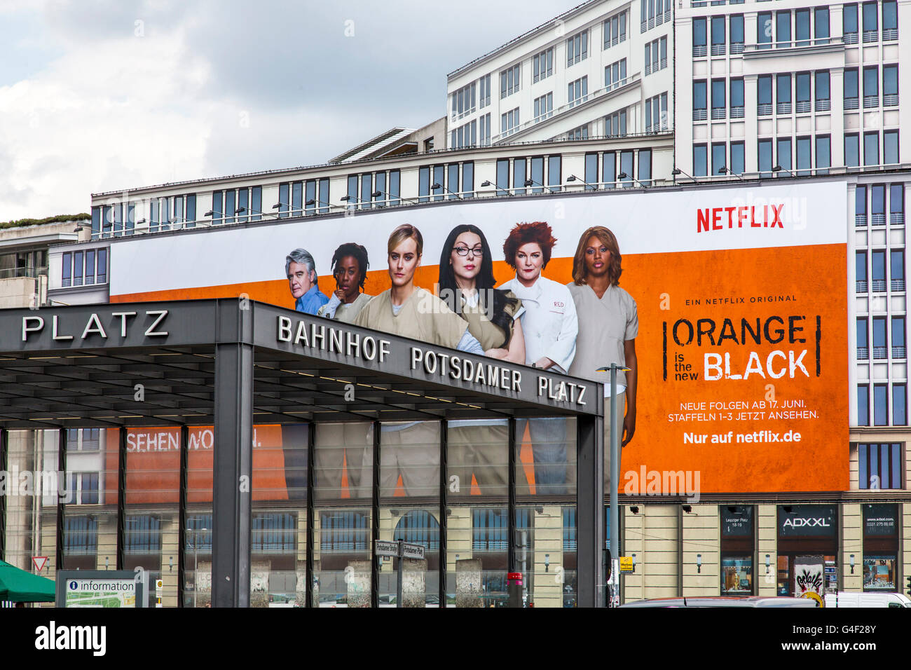 Große Werbung Billboard auf ein Gebäude am Potsdamer Platz in Berlin, für die Pay-Kanal Netflix, neue Netflix Originalserie Stockfoto