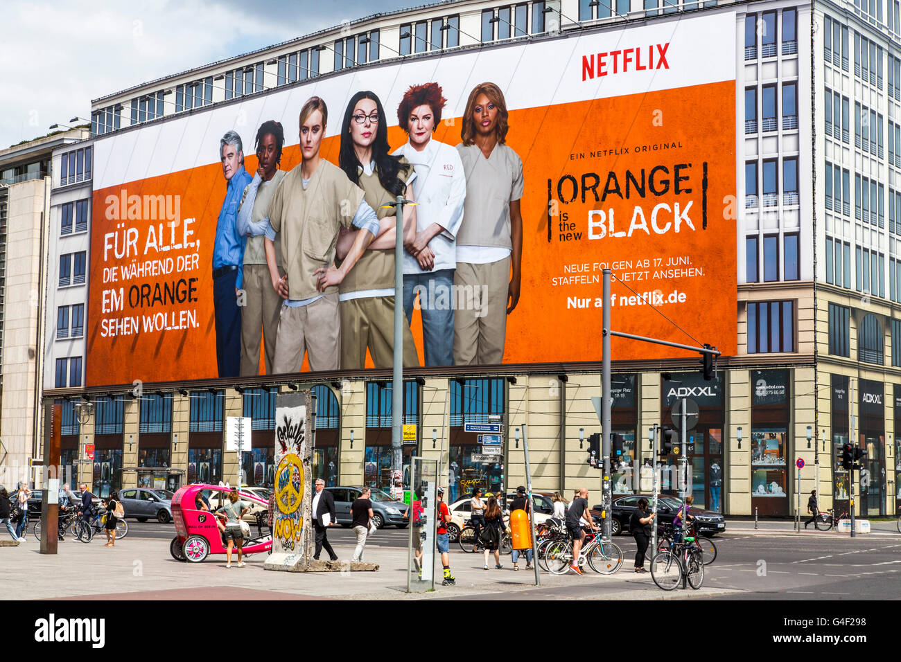 Große Werbung Billboard auf ein Gebäude am Potsdamer Platz in Berlin, für die Pay-Kanal Netflix, neue Netflix Originalserie Stockfoto