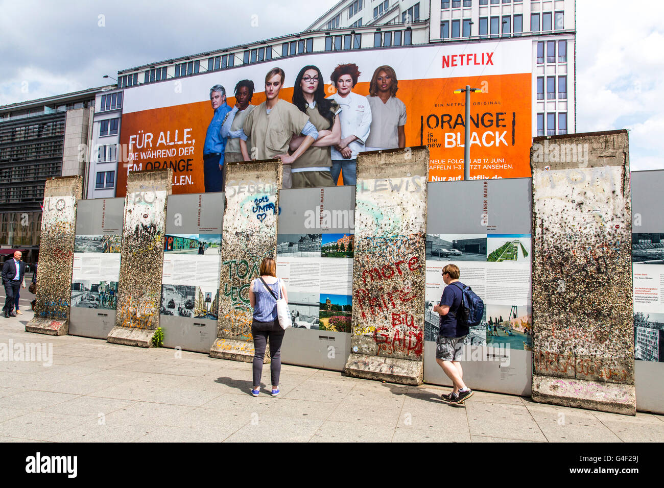 Große Werbung Billboard auf ein Gebäude am Potsdamer Platz in Berlin, für die Pay-Kanal Netflix, neue Netflix Originalserie Stockfoto