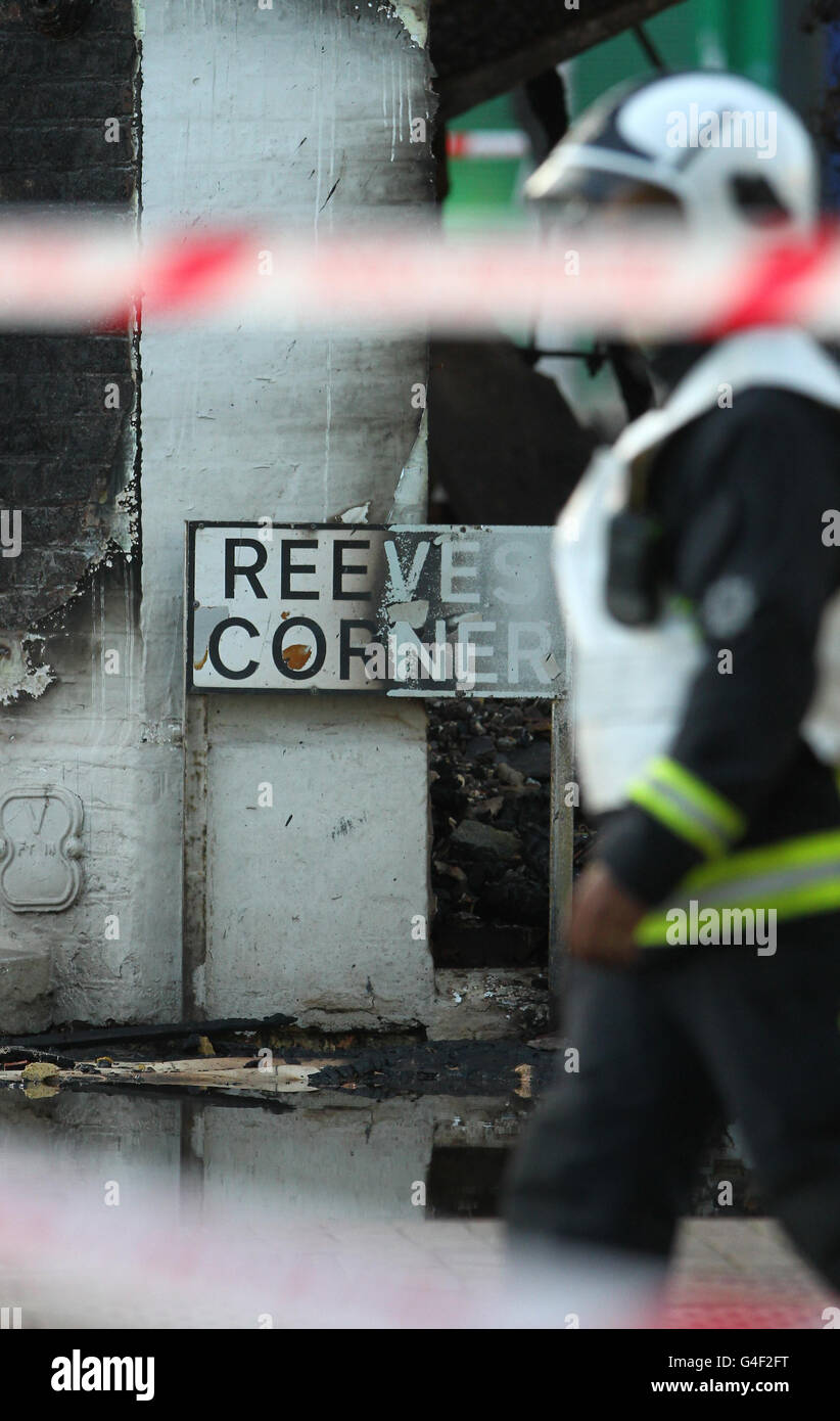 Brandschaden an einem Reeves Corner Straßenschild in Croydon, Surrey, nach einer dritten Nacht von Unruhen auf den Straßen von London. Stockfoto